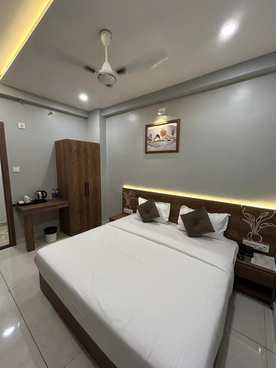 Hotel Holiday Icon Dwarka  Exterior photo