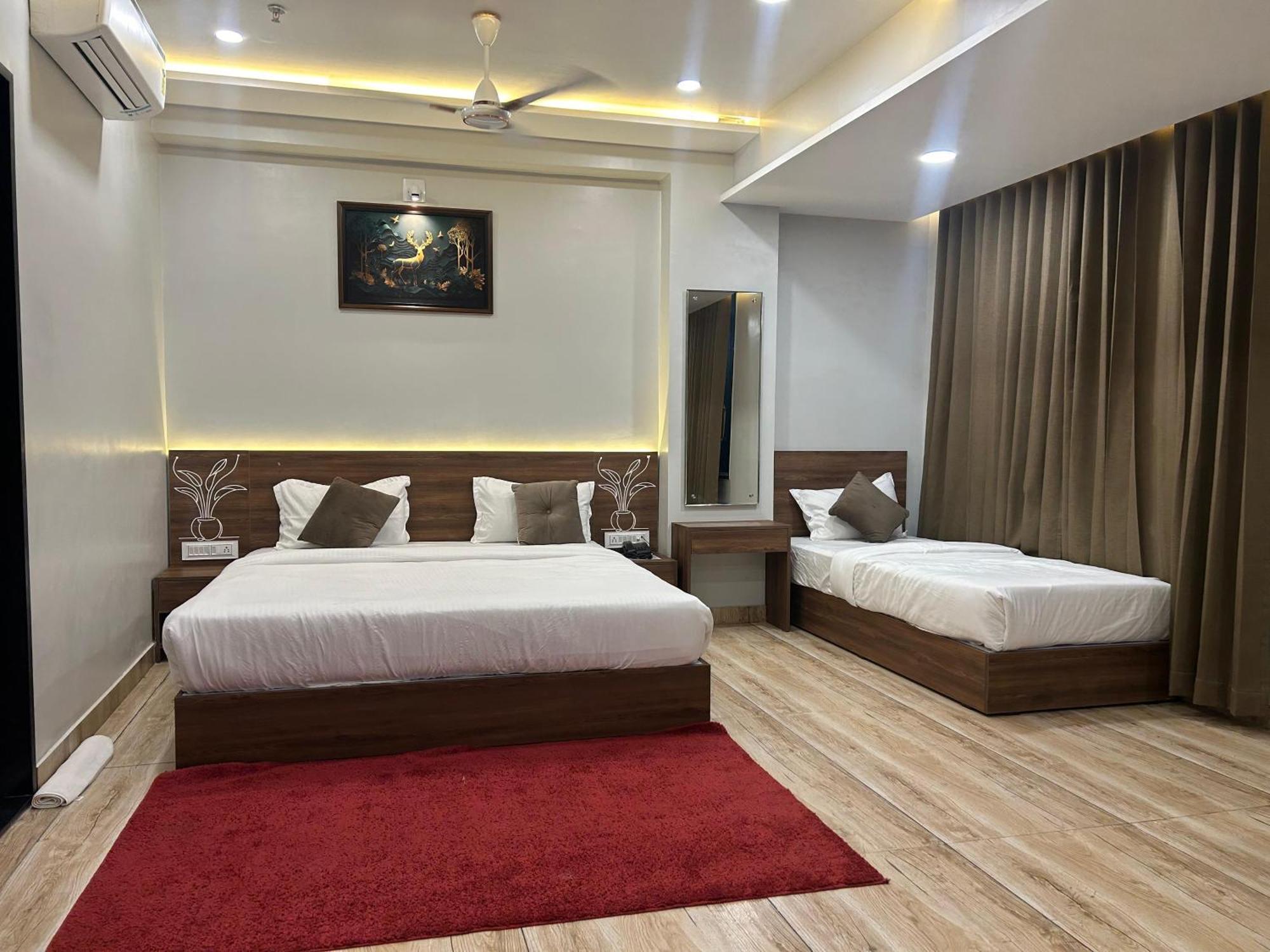 Hotel Holiday Icon Dwarka  Exterior photo