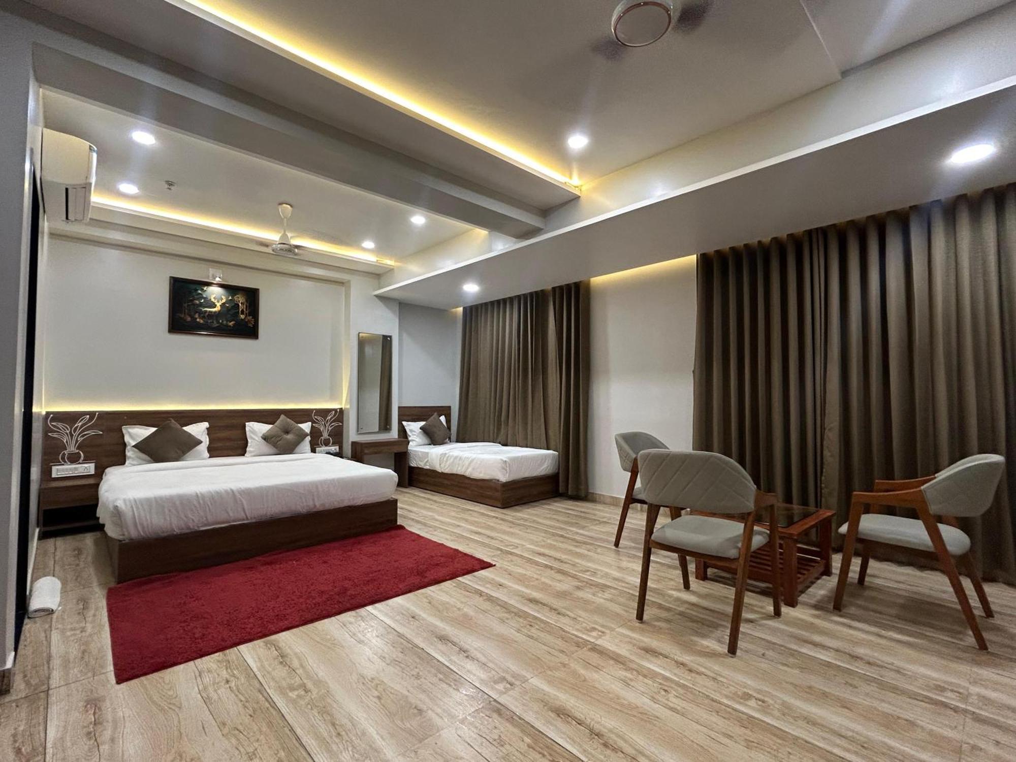 Hotel Holiday Icon Dwarka  Exterior photo