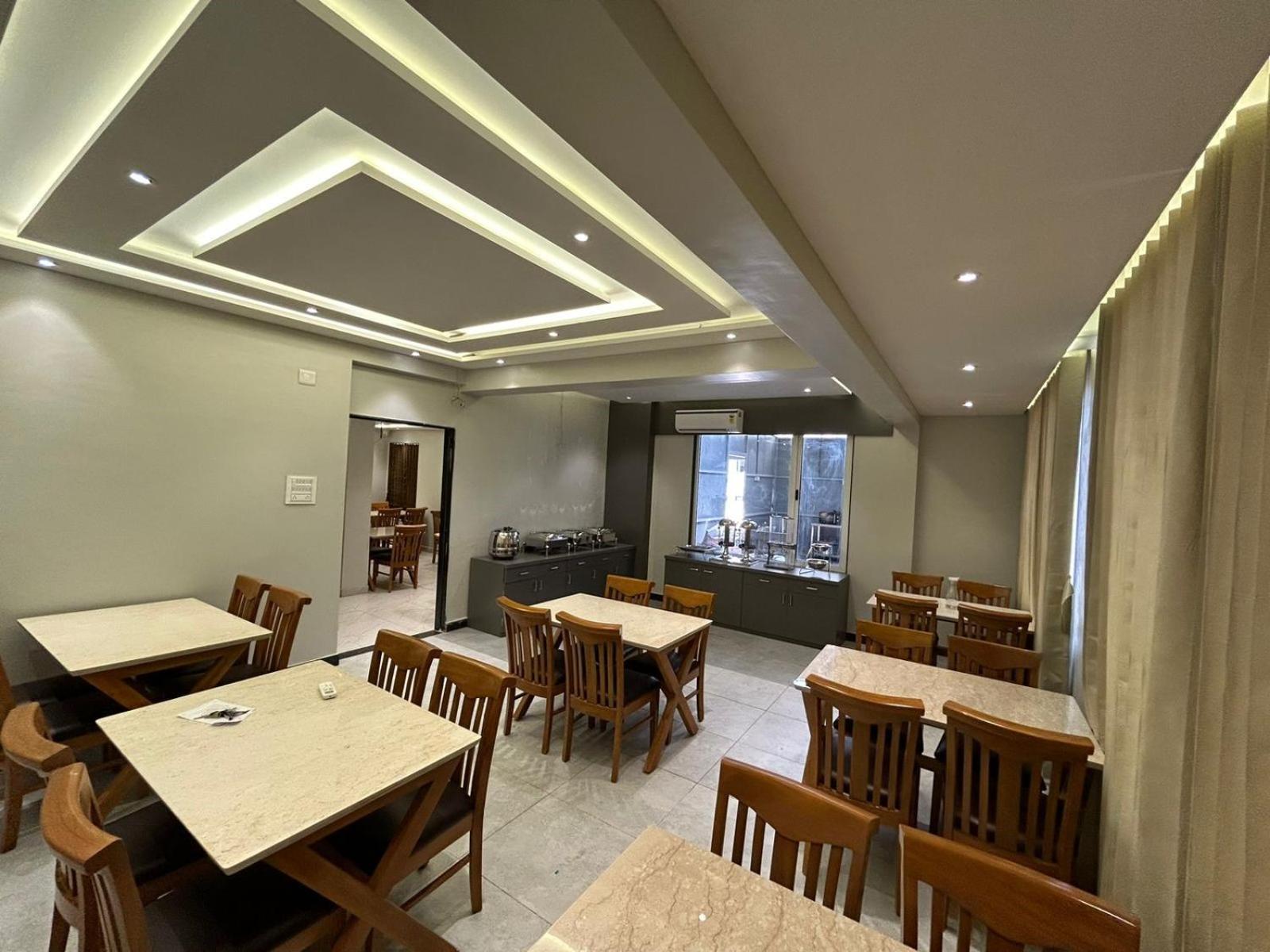 Hotel Holiday Icon Dwarka  Exterior photo