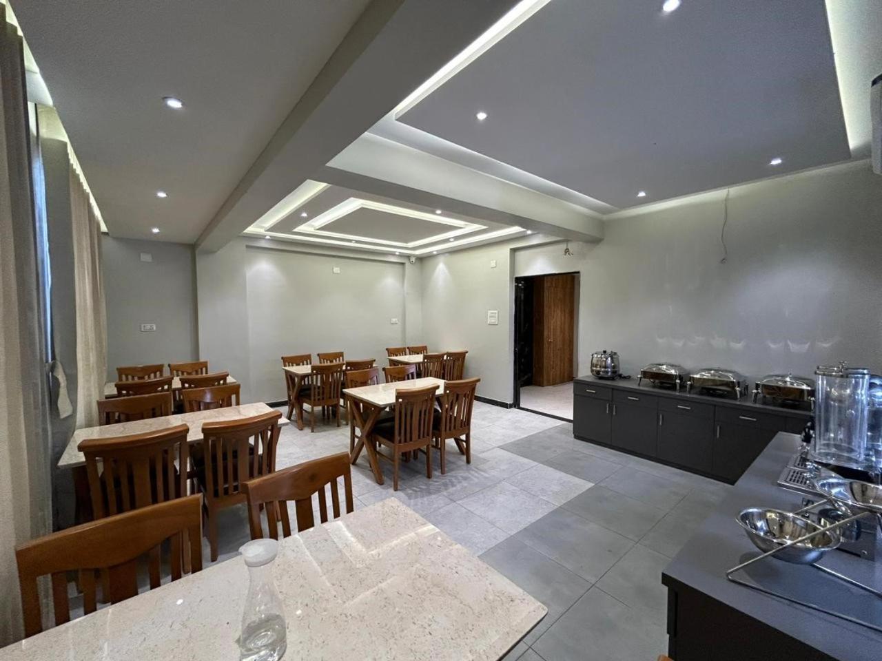 Hotel Holiday Icon Dwarka  Exterior photo