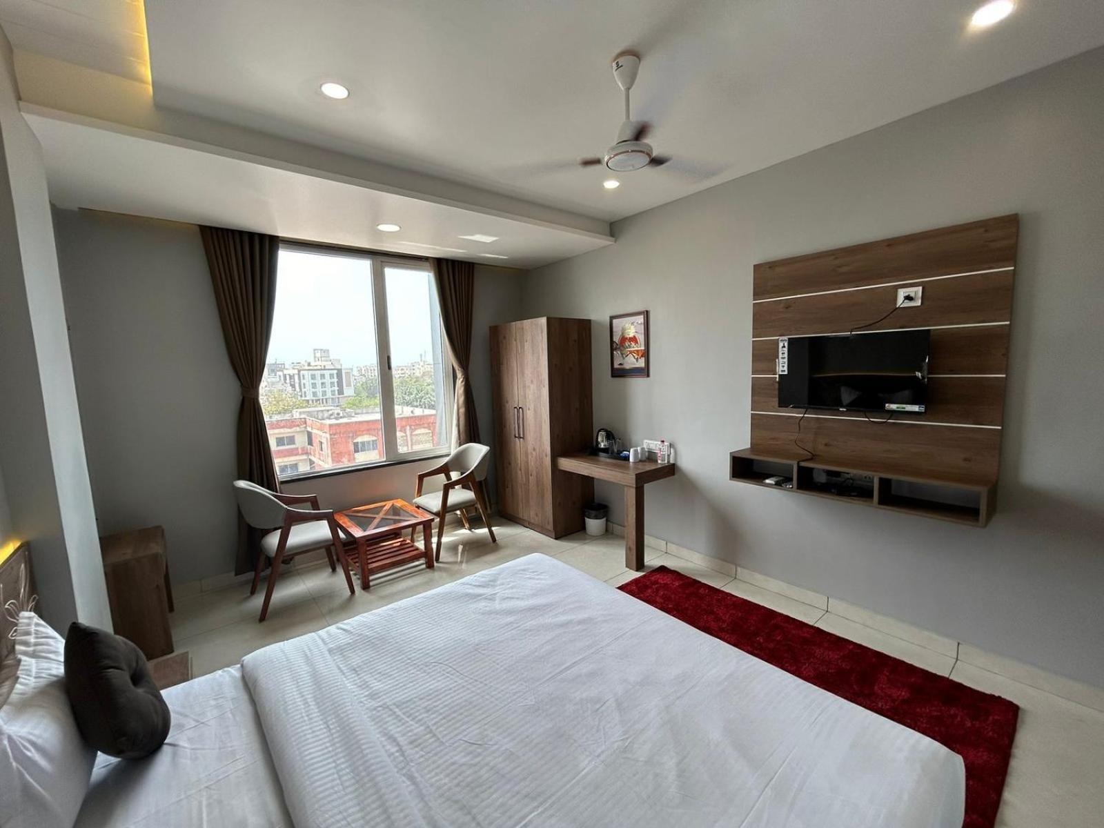 Hotel Holiday Icon Dwarka  Exterior photo